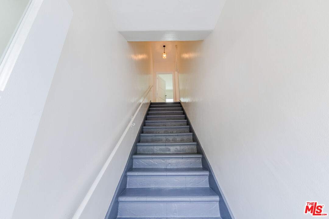 1251 South Muirfield Road Los Angeles, CA 90019 - Photo 23 of 24 a view of entryway