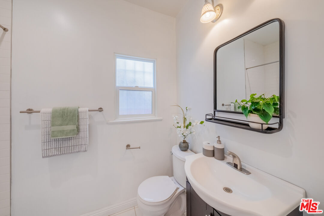 1251 South Muirfield Road Los Angeles, CA 90019 - Photo 8 of 24 a bathroom with a sink toilet and shower