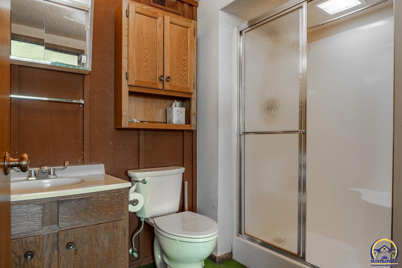 6220 Northeast Kincaid Road Topeka, KS 66617 - Photo 31 of 46 Green House/Workshop Bathroom
