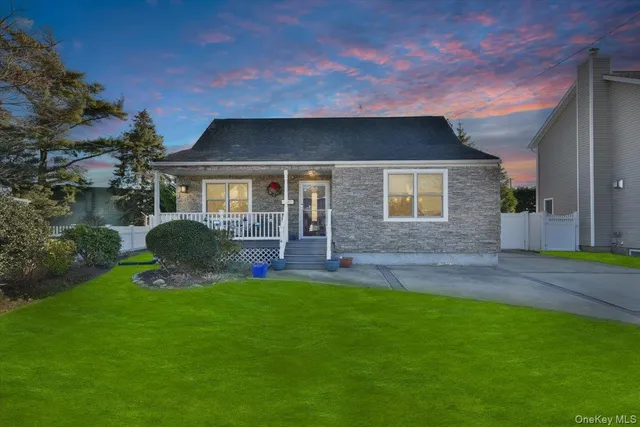 $779,999 | 24 Arlyn Drive East, Massapequa, NY 11758