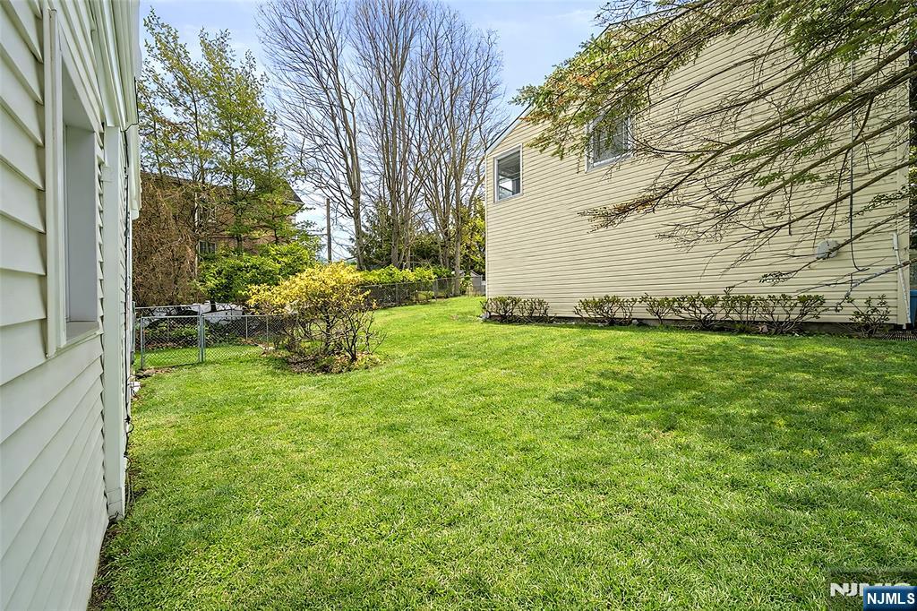 44 Knickerbocker Road Cresskill, NJ 07626 - Photo 25 of 26 a backyard of a house with lots of green space