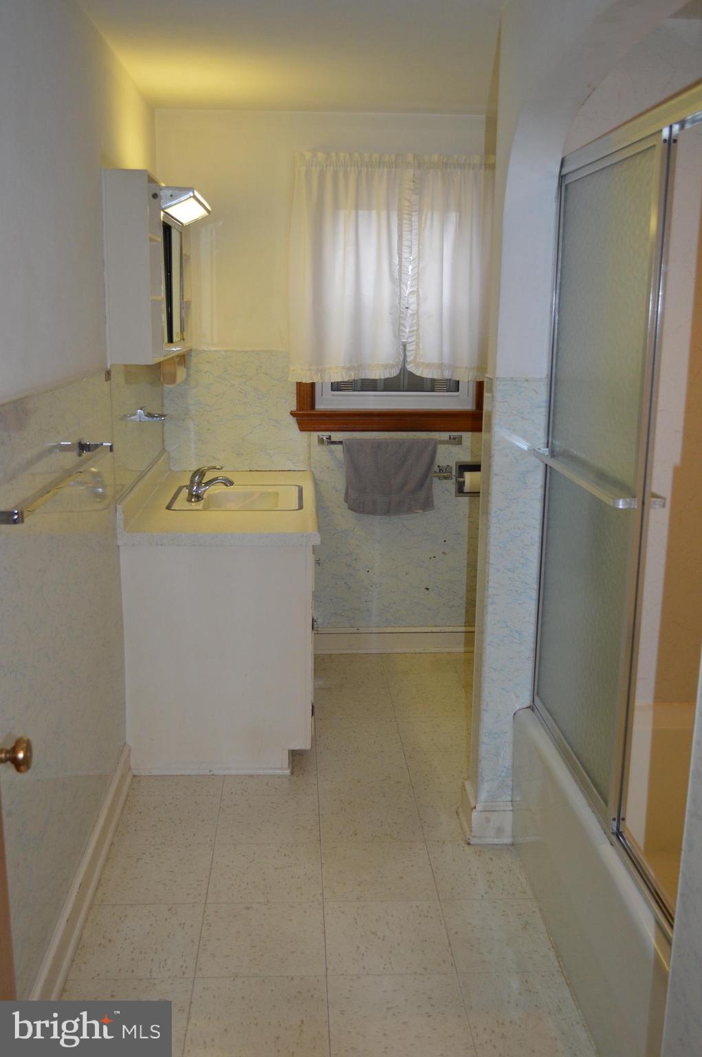 279 Barnsley Road Oxford, PA 19363 - Photo 8 of 19 Hall Bathroom
