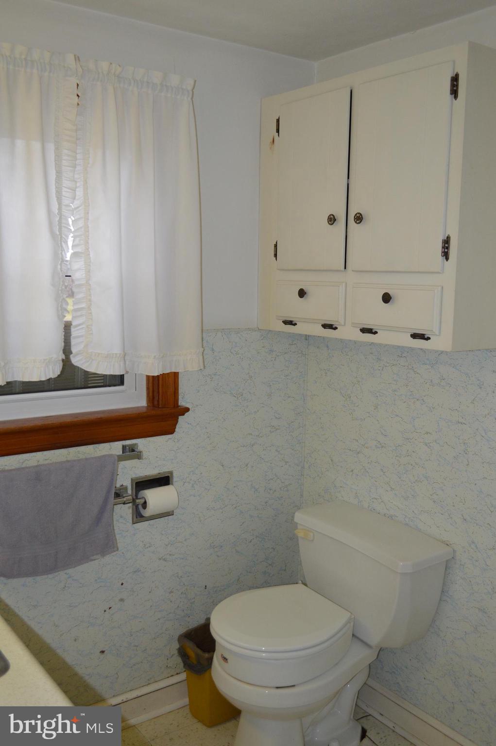 279 Barnsley Road Oxford, PA 19363 - Photo 9 of 19 Hall Bathroom