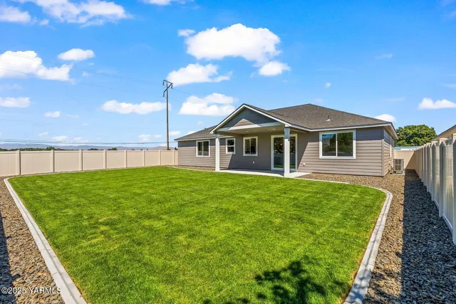 a view of a house with backyard and garden