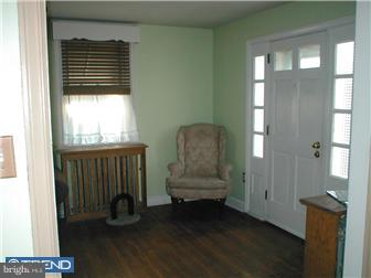 31 Dutton Mill Road Aston, PA 19014 - Photo 4 of 12 Living Room