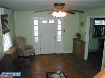 31 Dutton Mill Road Aston, PA 19014 - Photo 6 of 12 Living Room