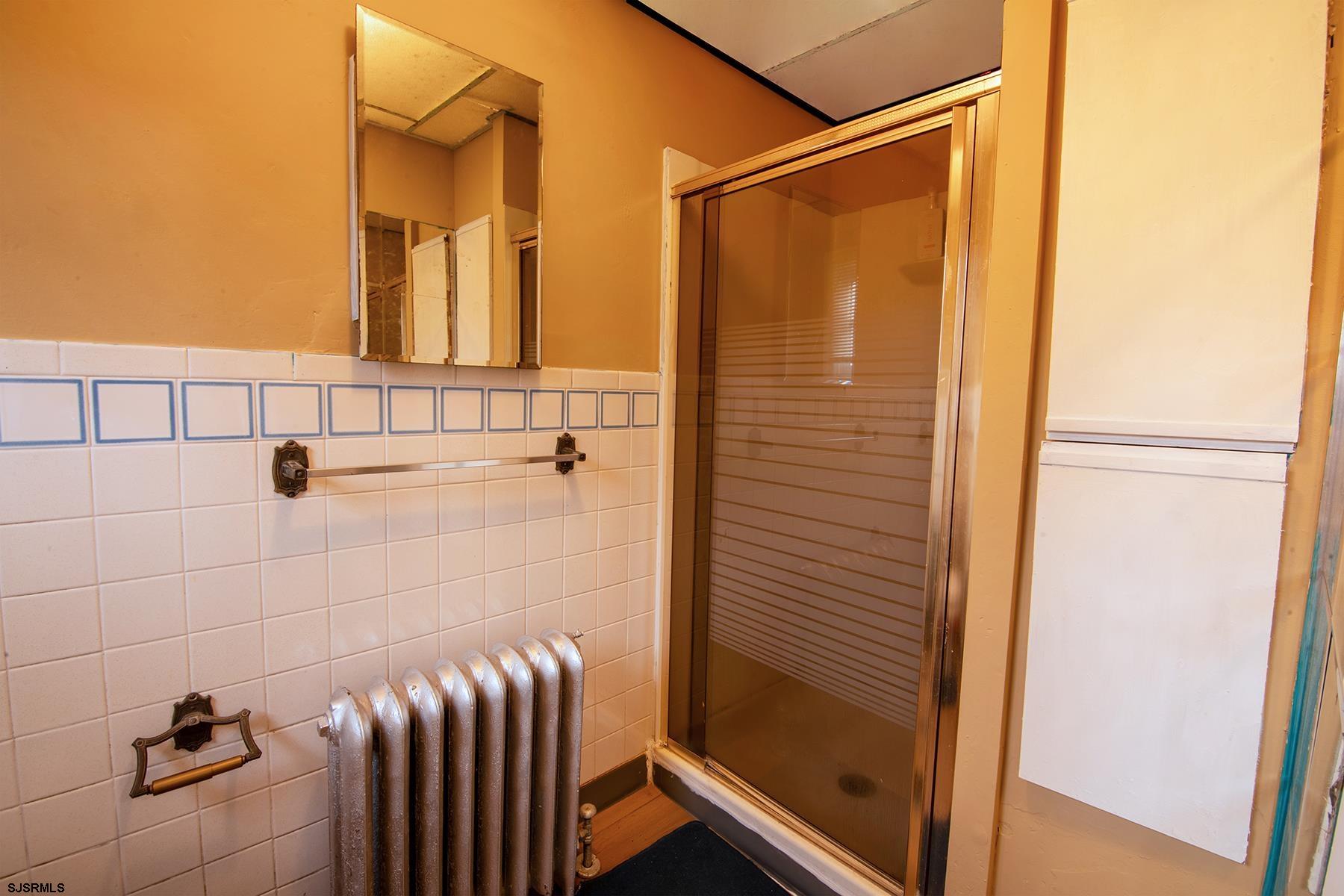 638 Wisteria Road Atlantic City, NJ 08401 - Photo 20 of 33 a bathroom with a shower