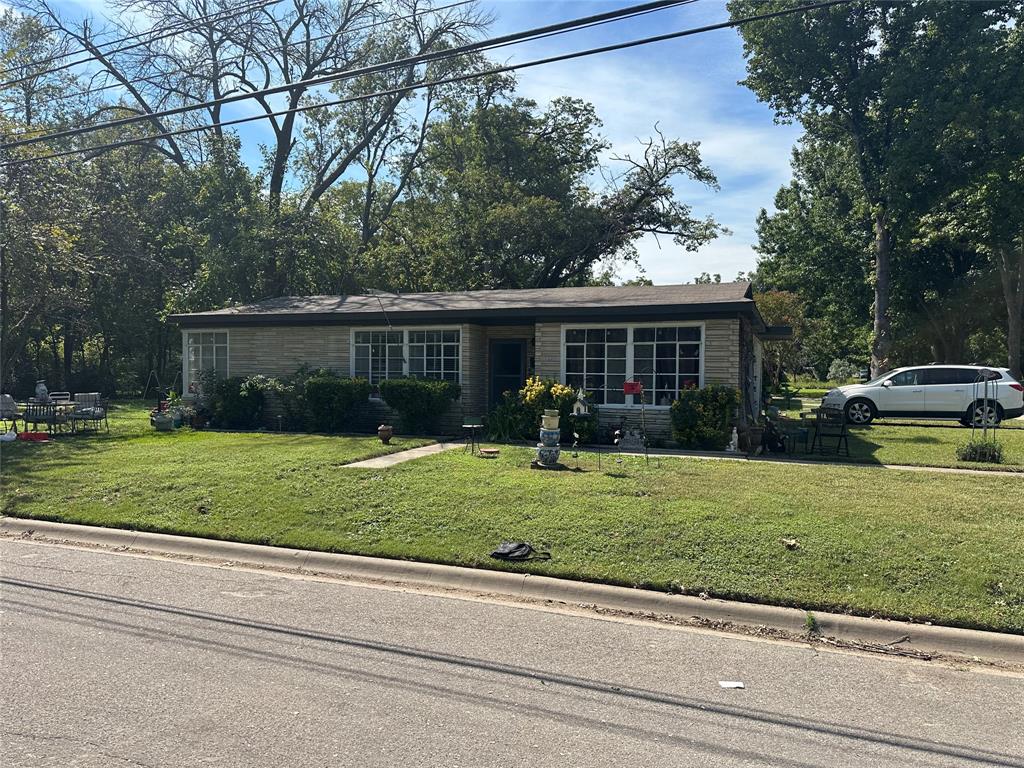 View of front of house featuring a front yard