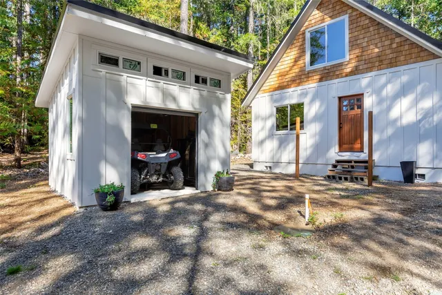 a view of a house with backyard