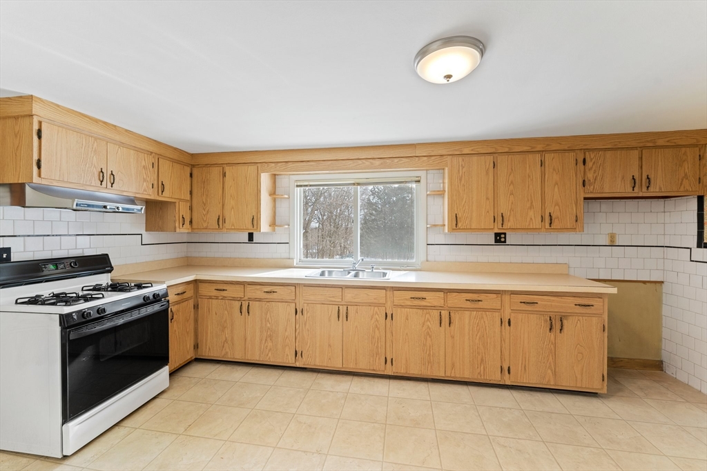 2 Peacedale Avenue Worcester, MA 01607 - Photo 8 of 42 Gallery Image 8
