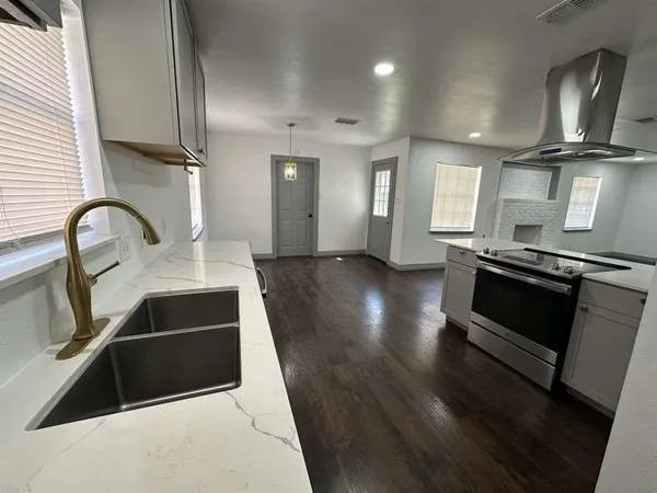 $2,895 | 5850 Paisley Street, Houston, TX 77096
