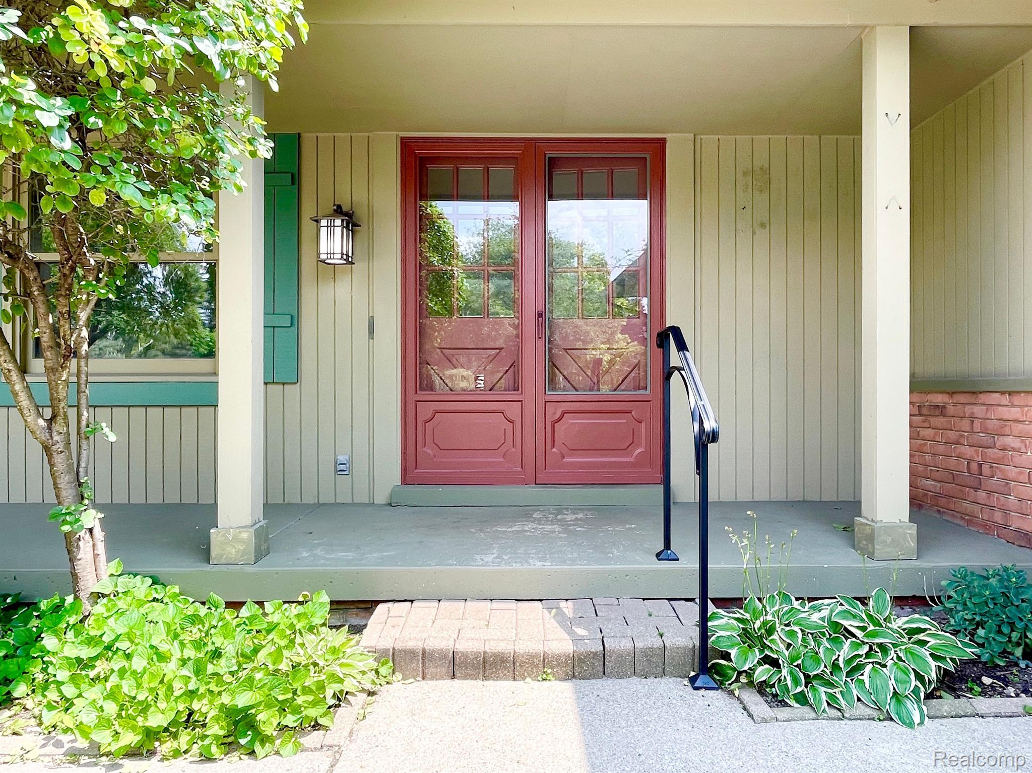 5211 Darby Circle Rochester, MI 48306 - Photo 2 of 49 Welcoming entrance