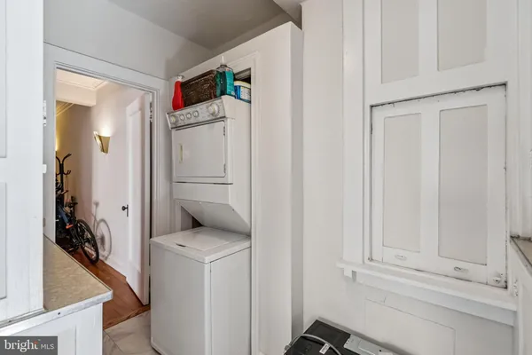 a view of empty room with windows and wardrobe