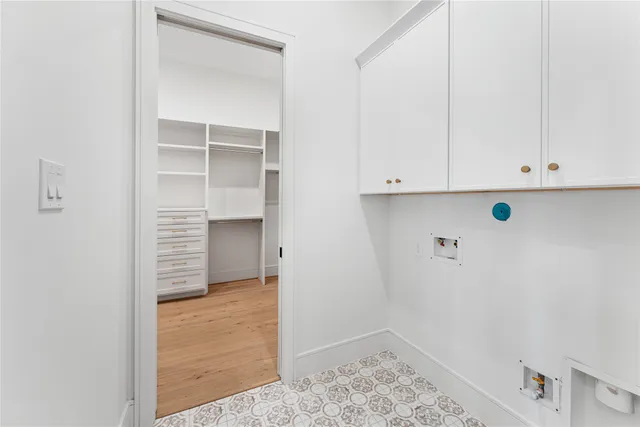 a view of an empty walk in closet