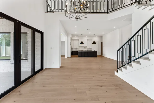 a view of entryway and kitchen