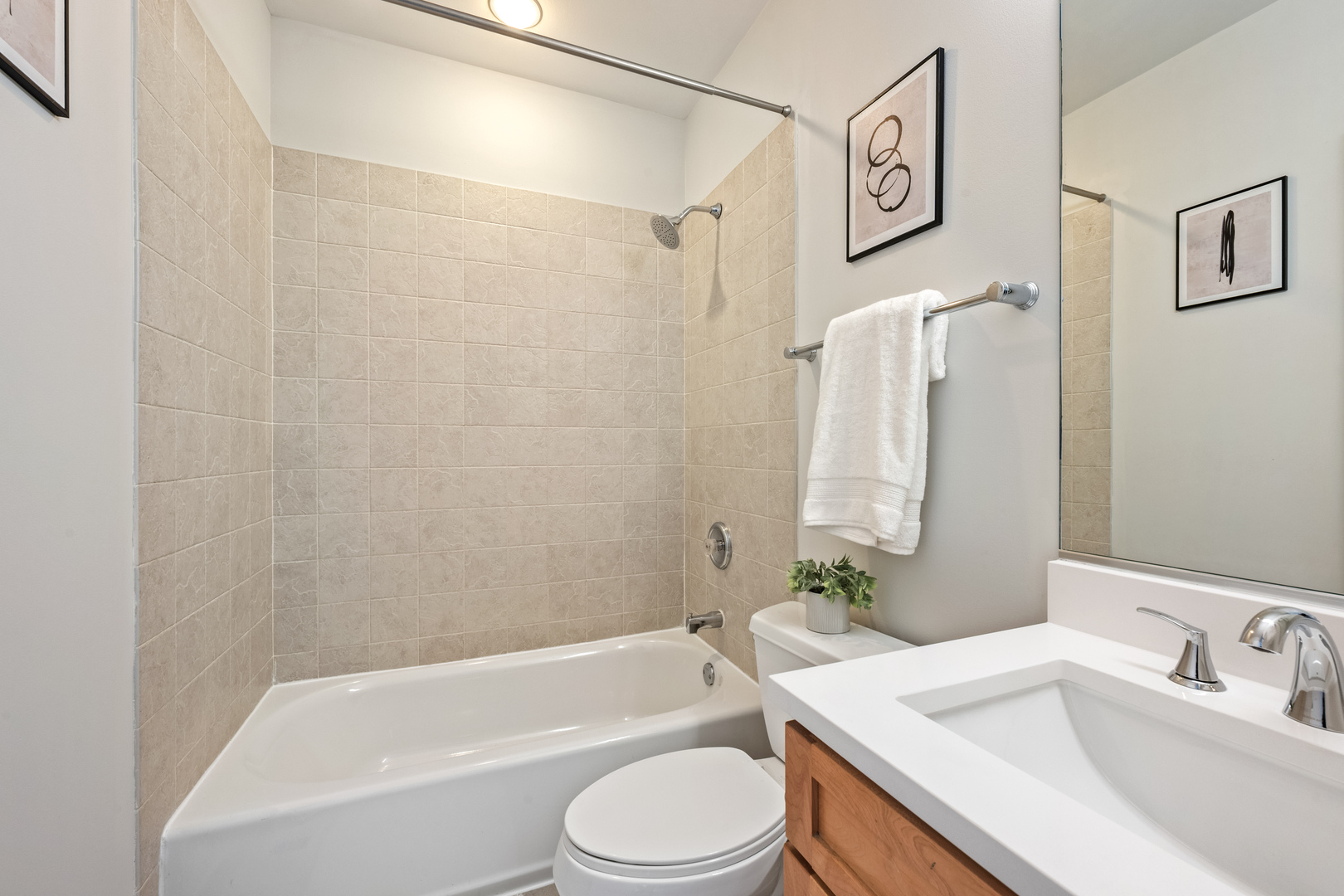 1236 West Cottage Place, Unit 1236 Chicago, IL 60607 - Photo 19 of 24 a bathroom with a toilet sink and bathtub