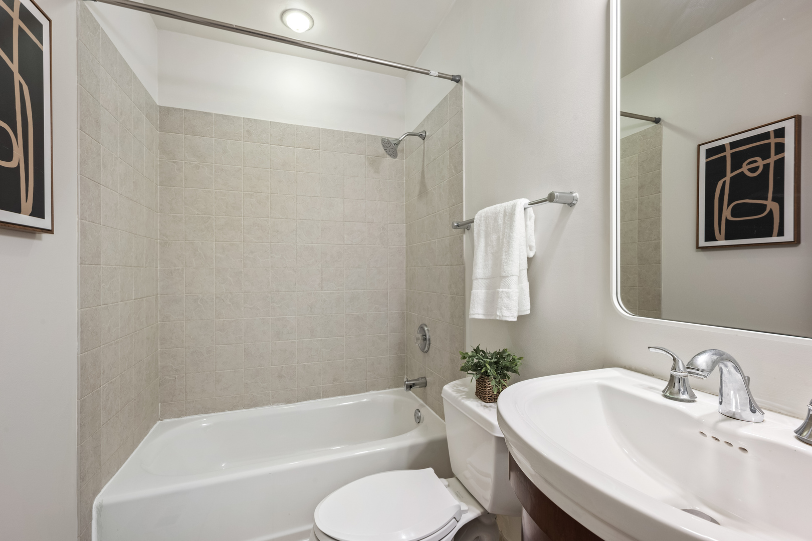 1236 West Cottage Place, Unit 1236 Chicago, IL 60607 - Photo 21 of 24 a bathroom with a sink and a bathtub