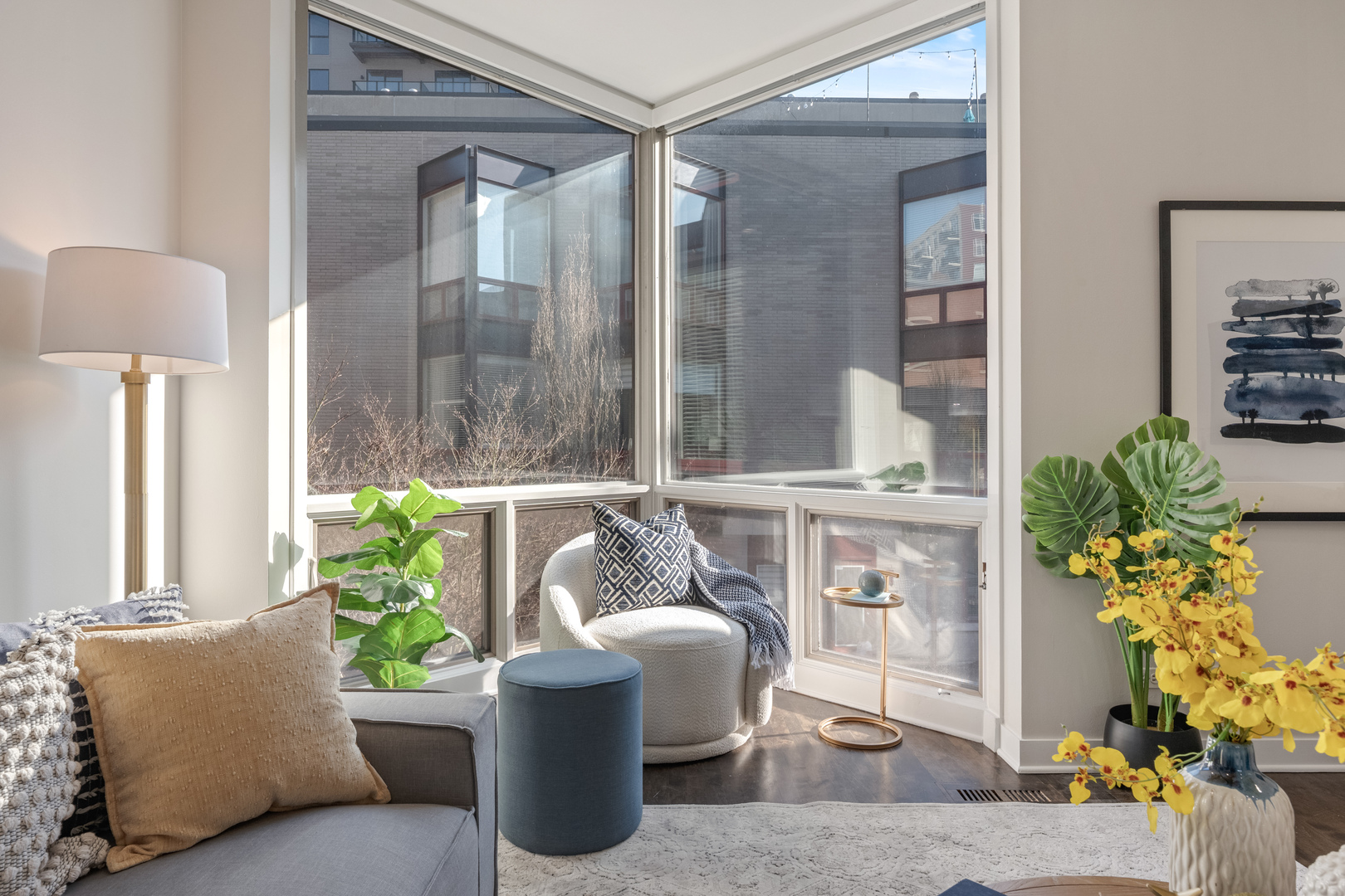 1236 West Cottage Place, Unit 1236 Chicago, IL 60607 - Photo 5 of 24 a living room filled with furniture and a potted plant
