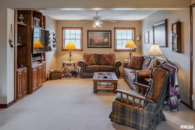 $339,000 | 285 Sally Holler Road, Harrisburg, IL 62946