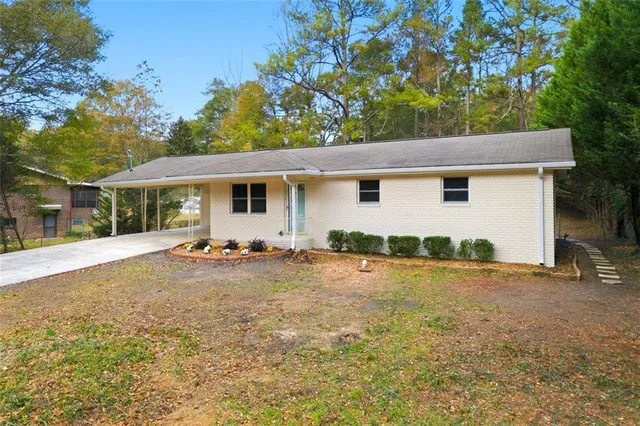 a view of a house with backyard and garden