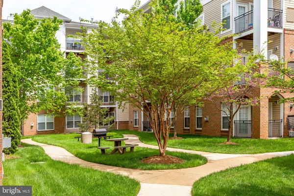 $1,900 | 3810 Lightfoot Street, Unit 308, Chantilly, VA 20151