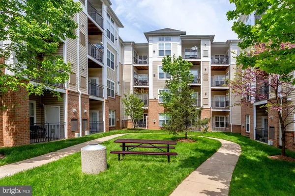 $1,900 | 3810 Lightfoot Street, Unit 308, Chantilly, VA 20151