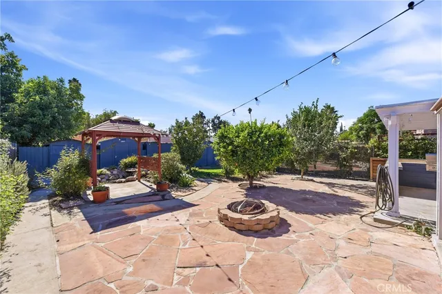 a view of a backyard