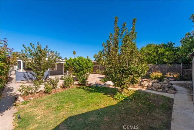 a view of a backyard