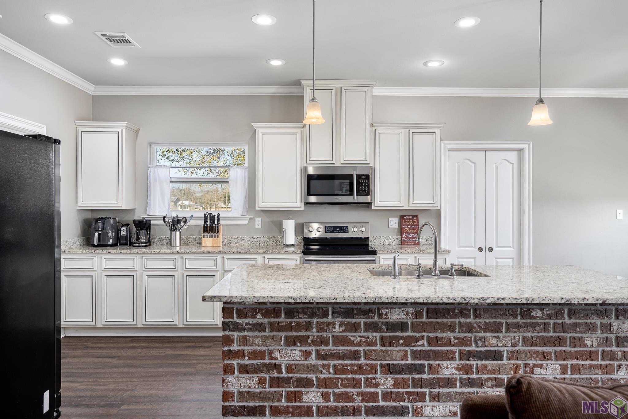 11486 Tannis Rd. St. Amant, LA 70774 - Photo 6 of 27 Kitchen