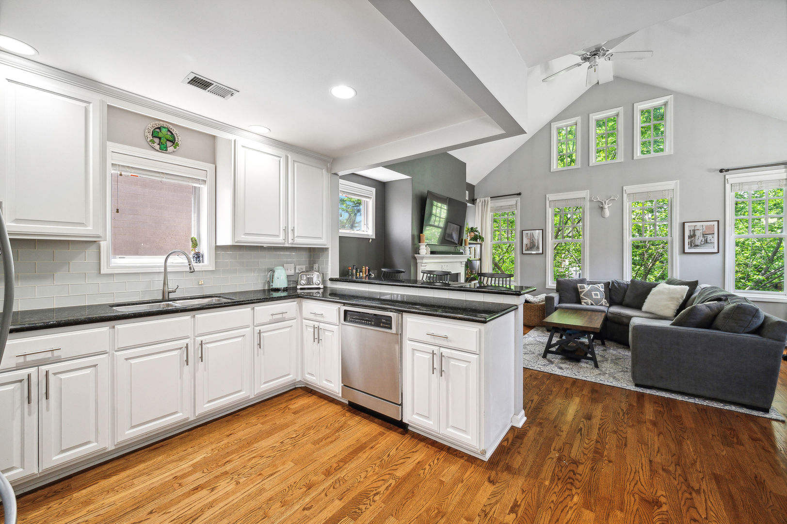 3223 North Seminary Avenue, Unit 3 Chicago, IL 60657 - Photo 9 of 17 a large kitchen with cabinets