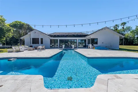 a view of a yard and basketball court