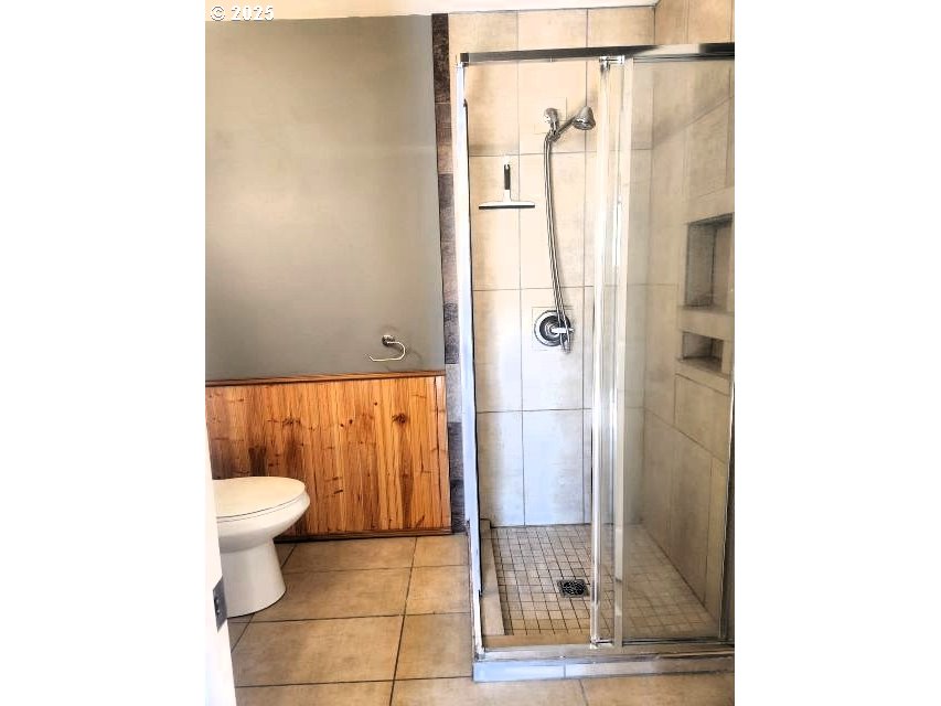 1335 Childers Road Arlington, OR 97812 - Photo 14 of 25 a bathroom with a shower and a toilet