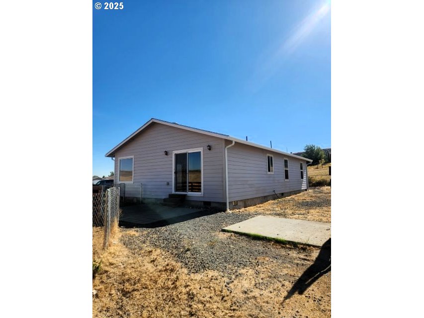 1335 Childers Road Arlington, OR 97812 - Photo 21 of 25 a backyard of a house with a yard