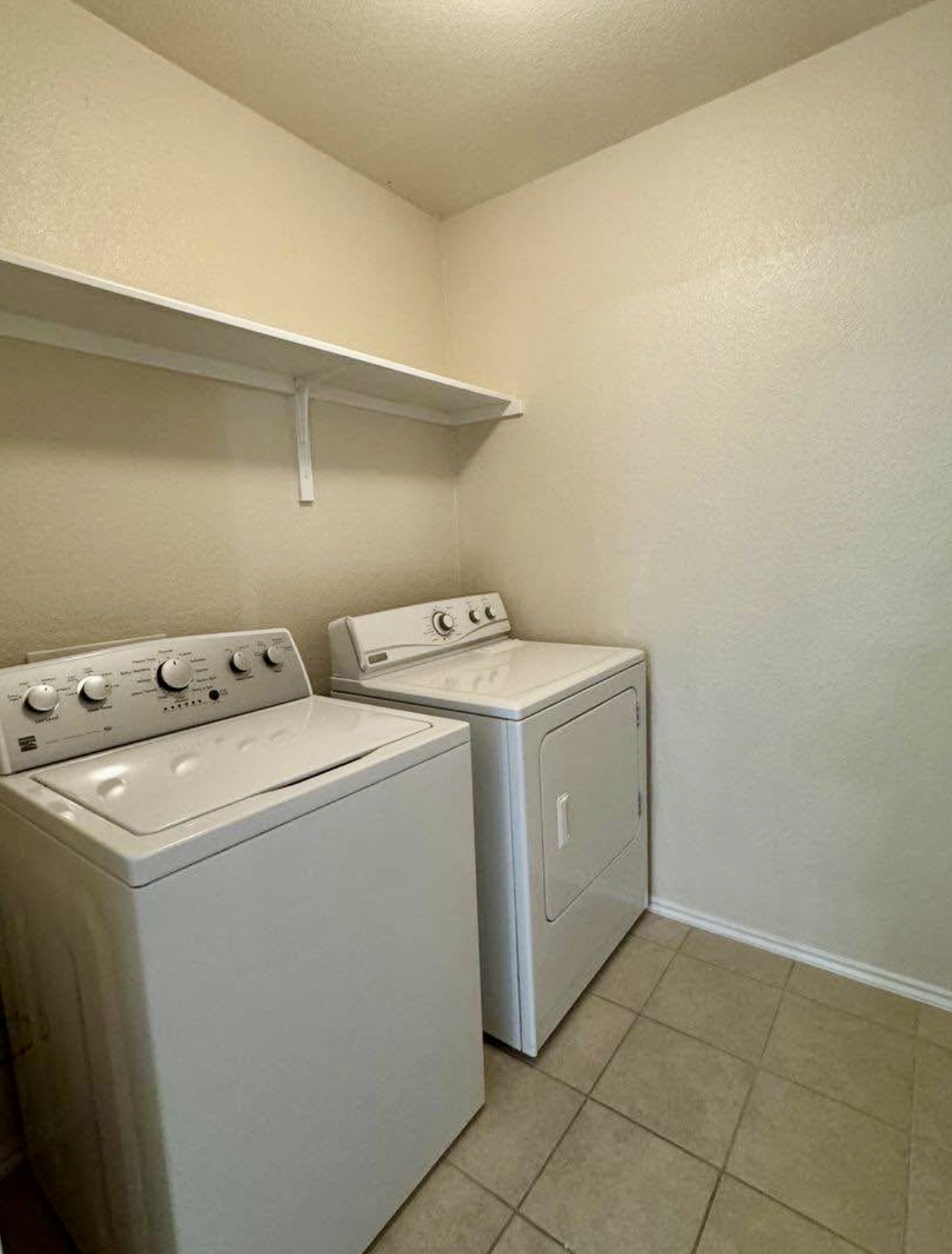 400 Blue Shale Drive Jarrell, TX 76537 - Photo 5 of 22 a utility room with dryer and washer
