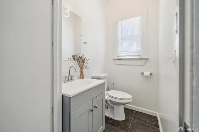 a view of a yard with tree