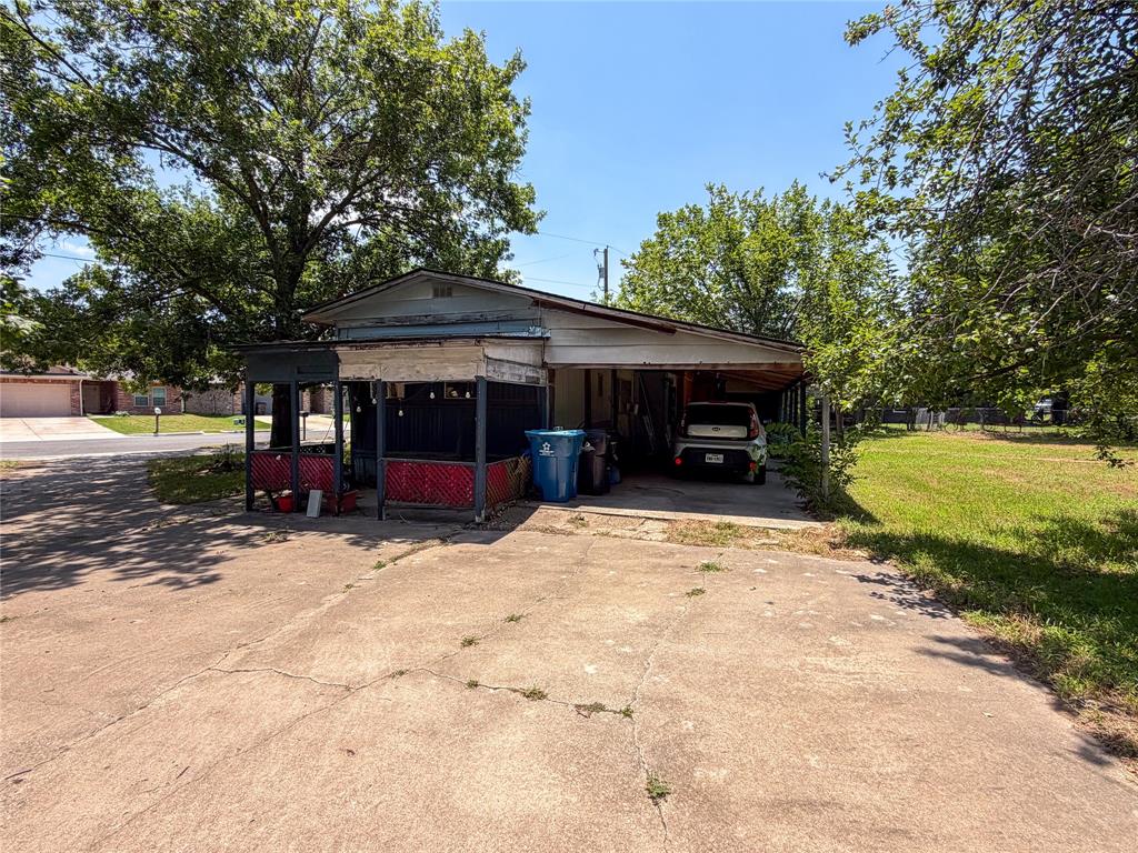 719 East Bullock Street Denison, TX 75021 - Photo 6 of 16