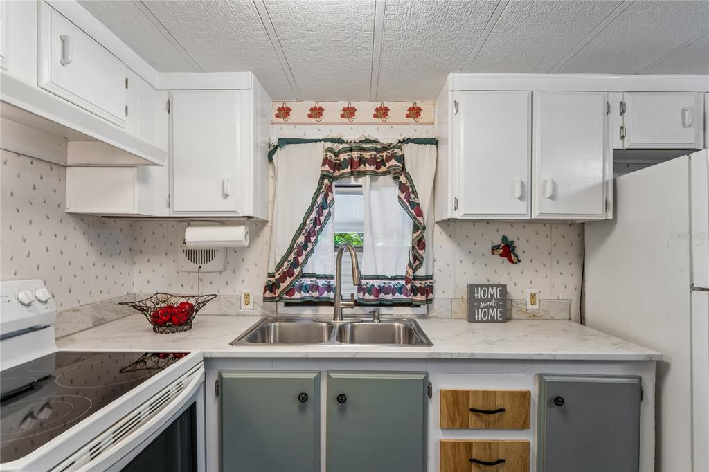 6601 Sutherland Avenue New Port Richey, FL 34653 - Photo 9 of 42