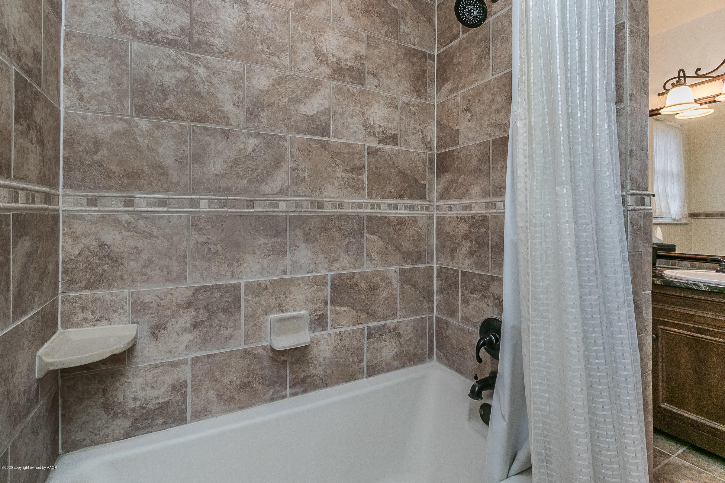 6906 Elmhurst Road Amarillo, TX 79106 - Photo 23 of 33 a bathroom with a bathtub