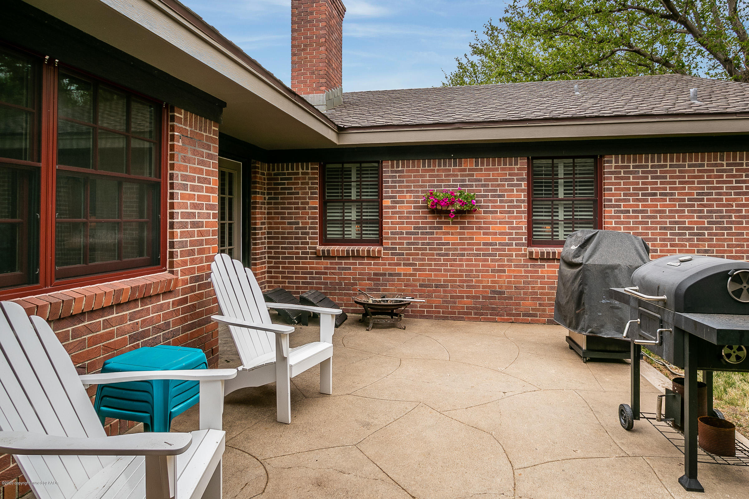 6906 Elmhurst Road Amarillo, TX 79106 - Photo 27 of 33 a backyard of a house with seating space
