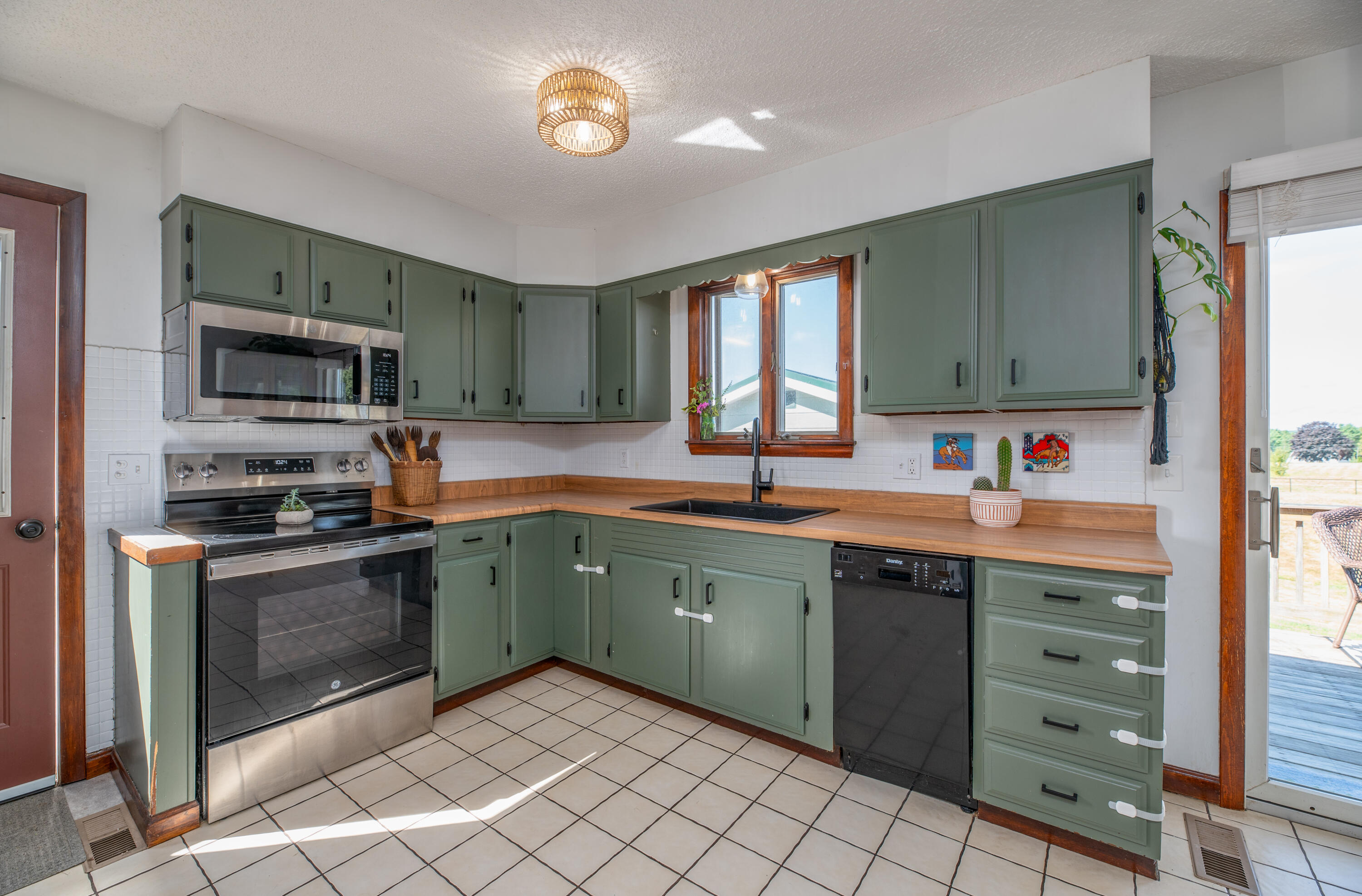 977 Wiscasset Road Pittston, ME 04345 - Photo 6 of 36 Interior9