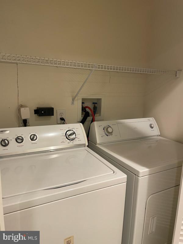 28 Palmer Square Beverly, NJ 08010 - Photo 5 of 12 a utility room with dryer and washer
