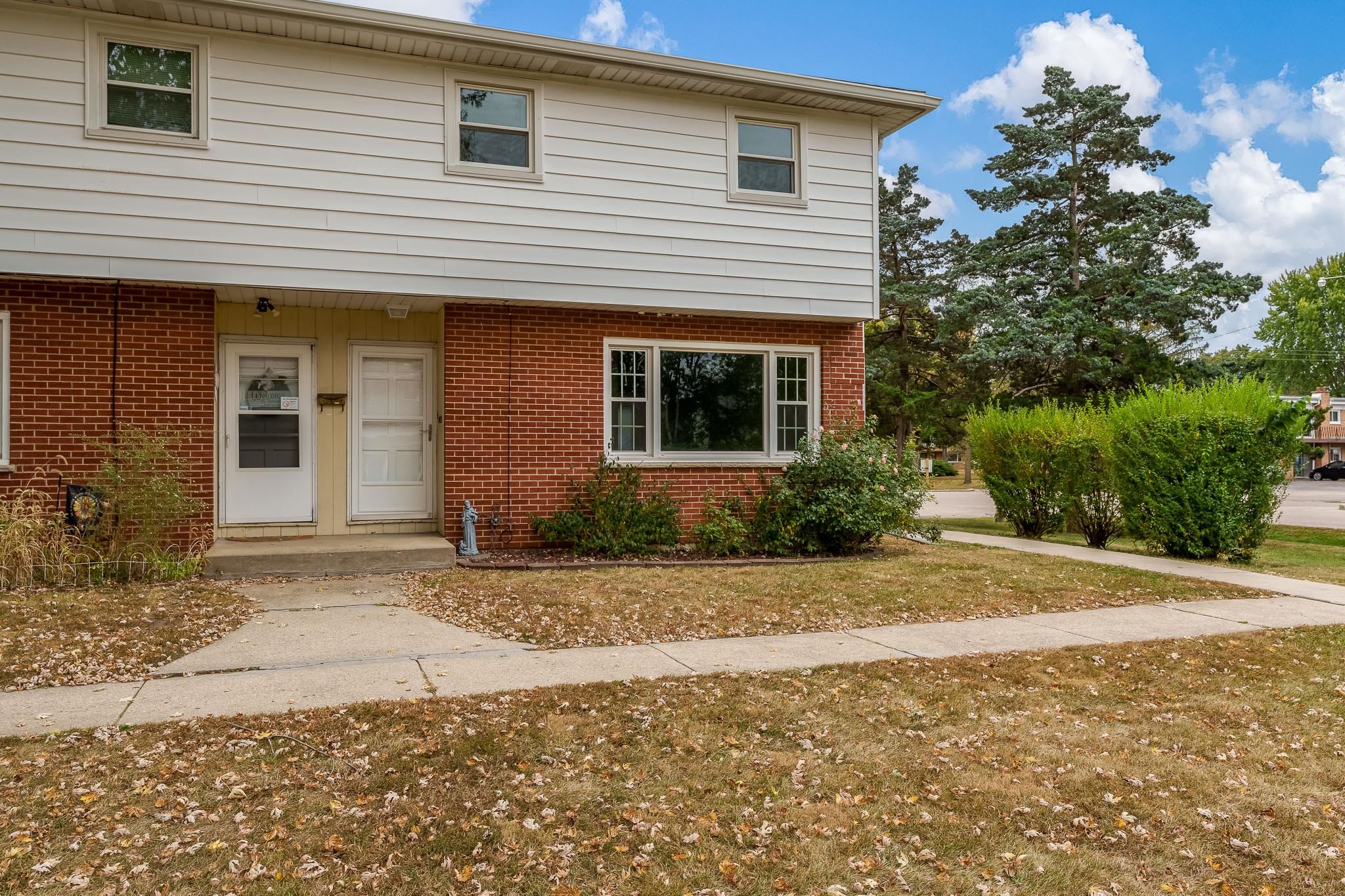 338 Northway Park Road, Unit 6 Machesney Park, IL 61115 - Photo 3 of 38 a front view of a house with garden