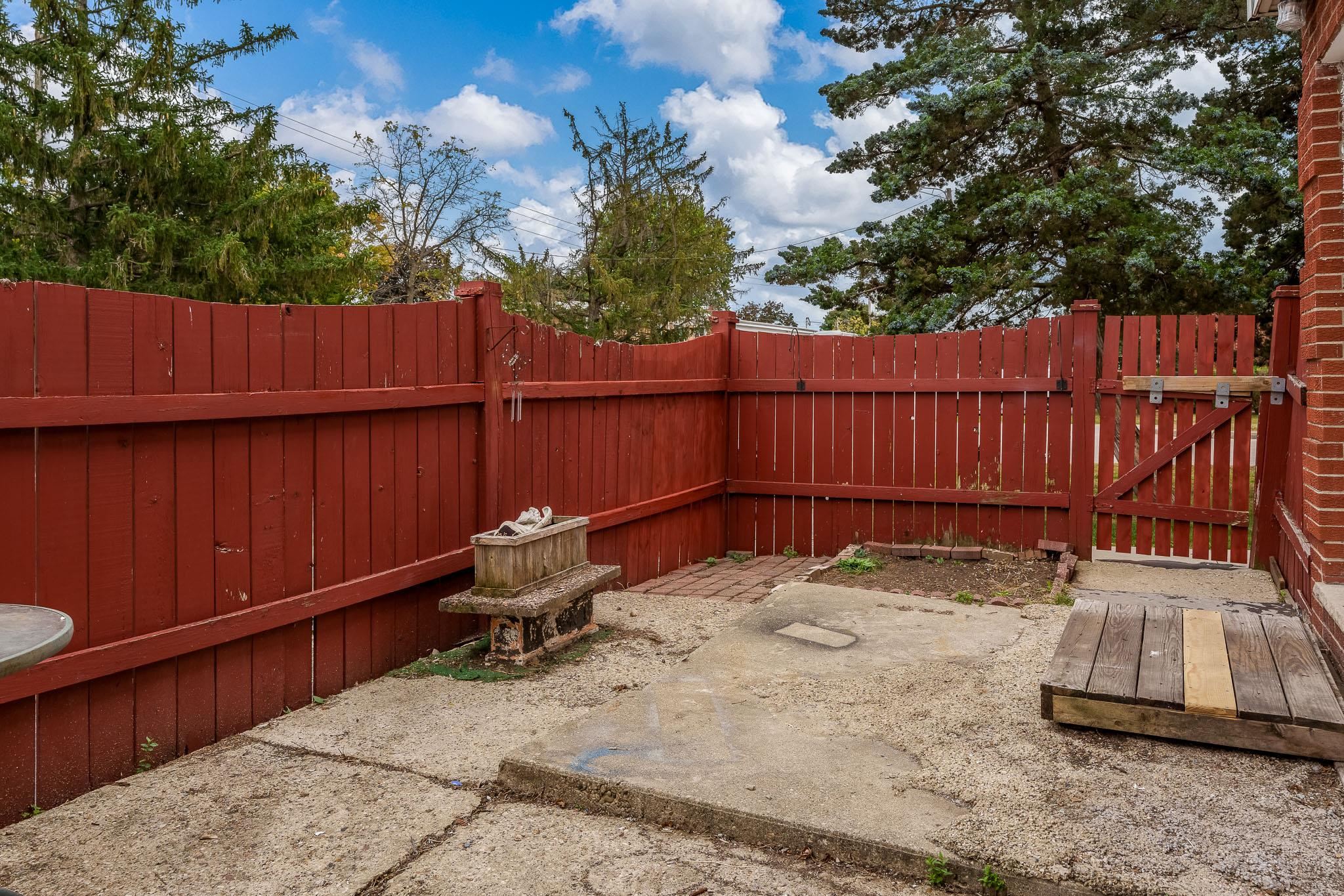 338 Northway Park Road, Unit 6 Machesney Park, IL 61115 - Photo 10 of 38 a backyard of a house with table and chairs