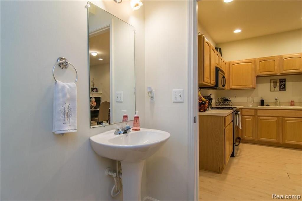 11684 Farmington Road Livonia, MI 48150 - Photo 13 of 35