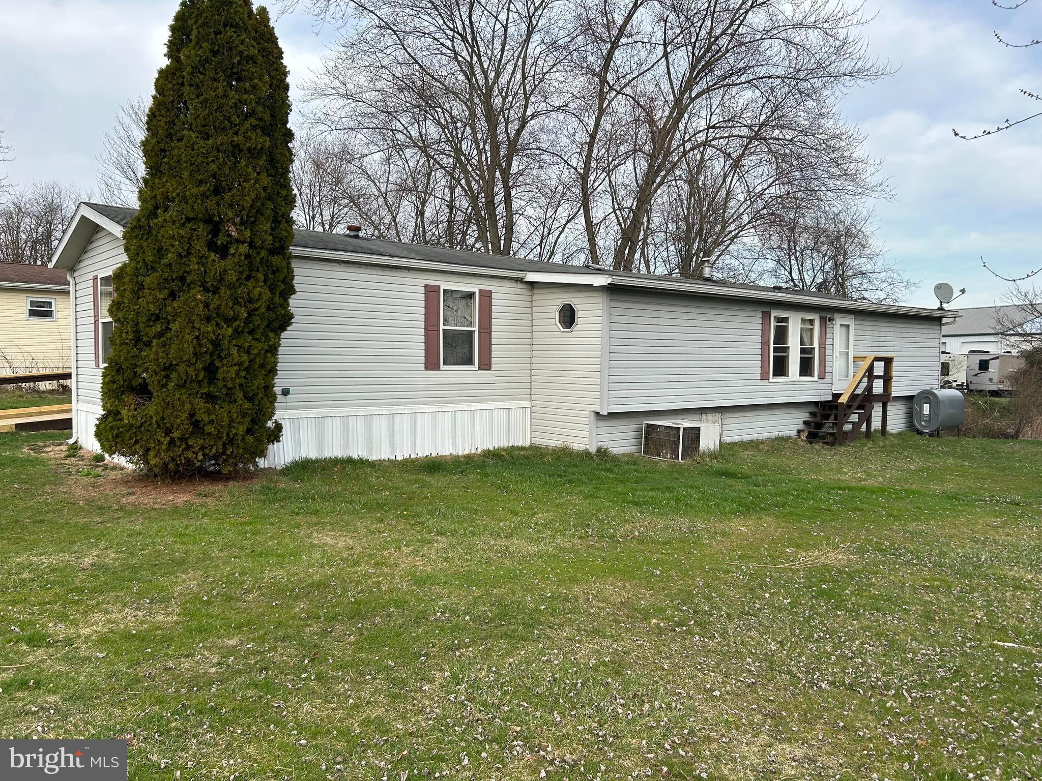 90 Knight Road, Unit L22 Gettysburg, PA 17325 - Photo 1 of 14 a house view with a garden space