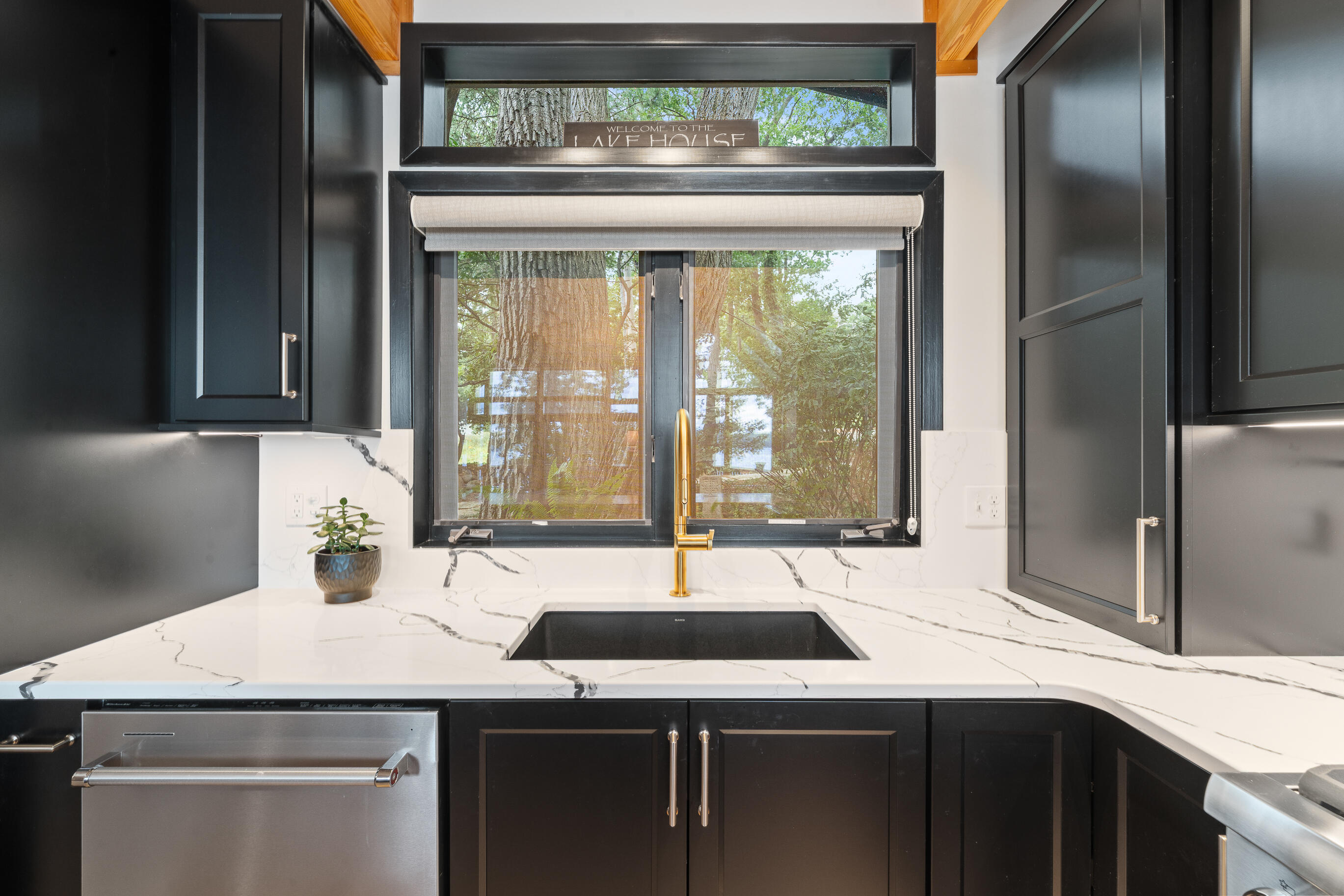 4 Dartmouth Road Williams Bay, WI 53191 - Photo 10 of 49 Beautifully Designed Kitchen