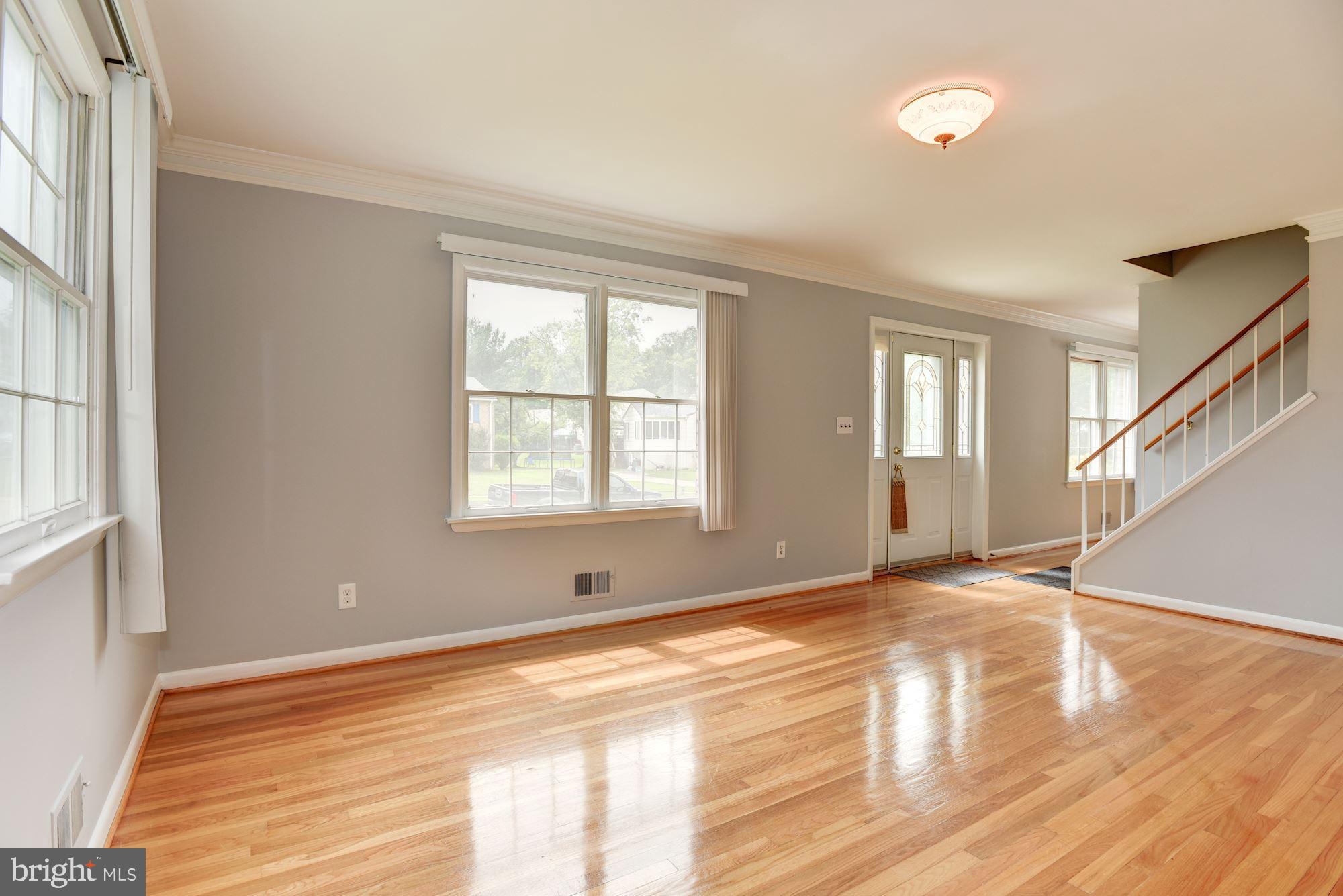1319 Gatefield Road Baltimore, MD 21228 - Photo 2 of 34 Living Room