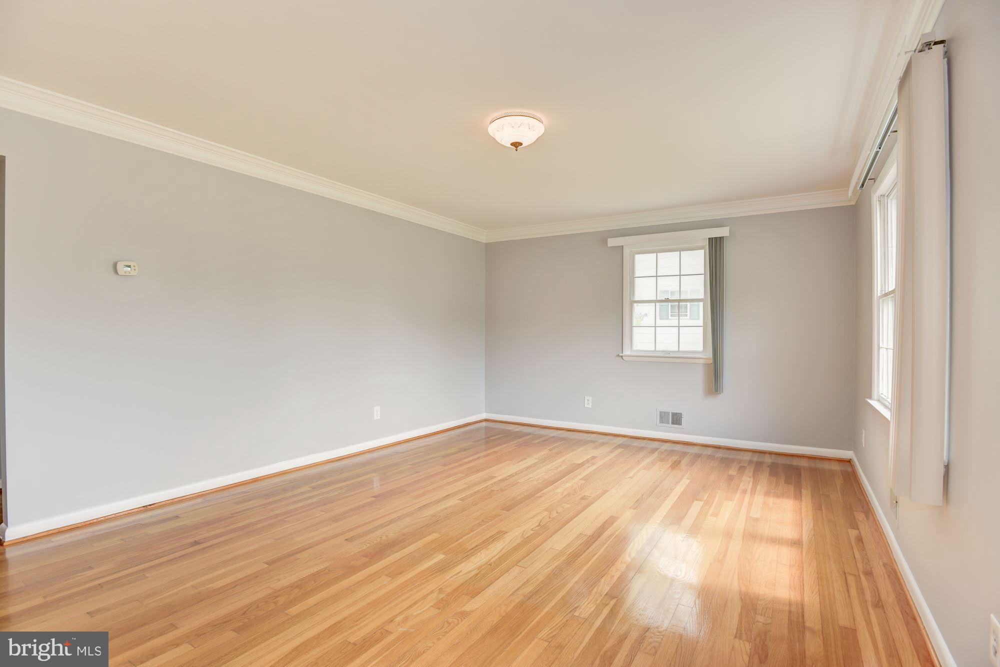 1319 Gatefield Road Baltimore, MD 21228 - Photo 3 of 34 Living Room