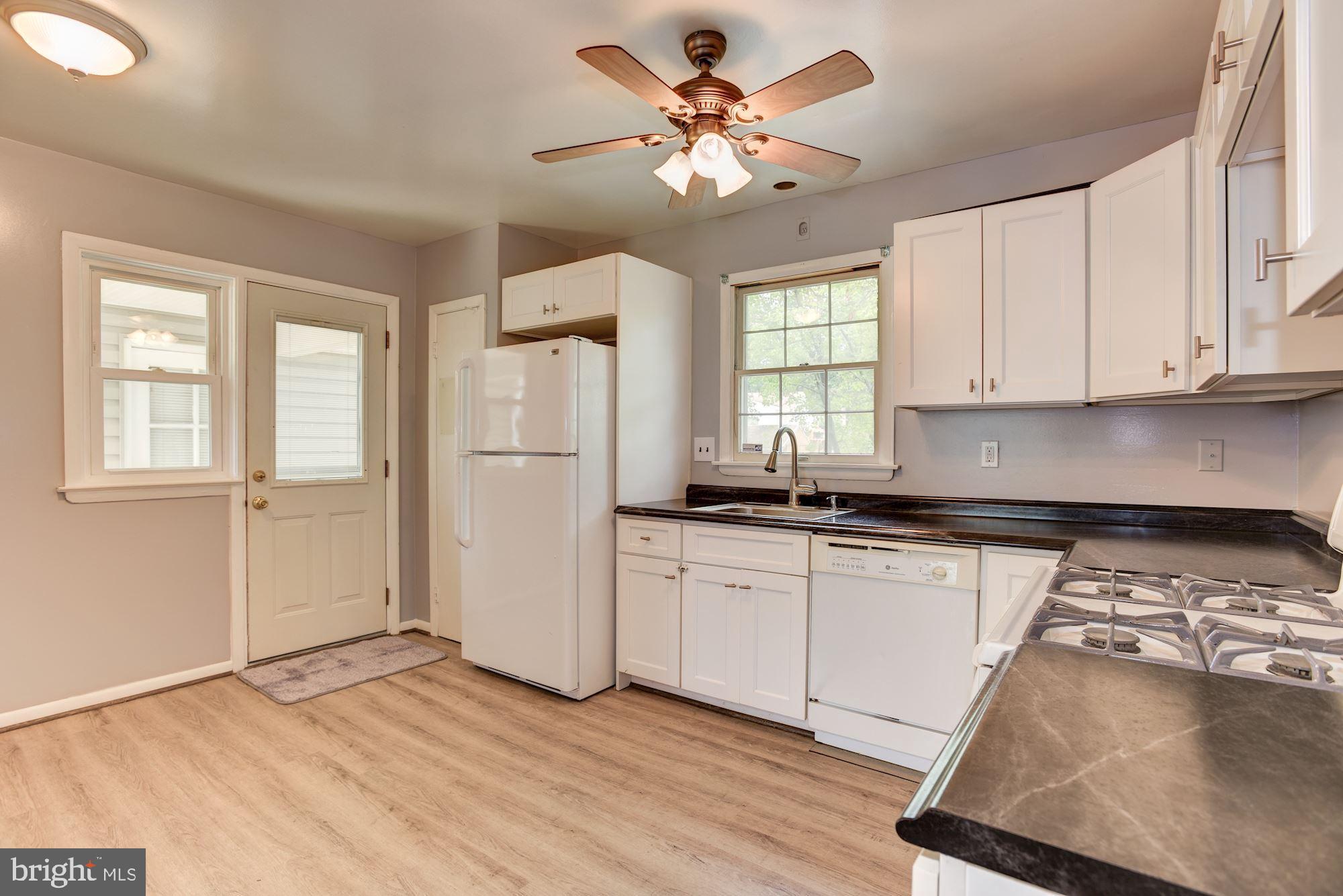 1319 Gatefield Road Baltimore, MD 21228 - Photo 6 of 34 Kitchen