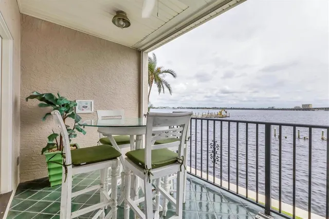 a view of a yard in front of a building